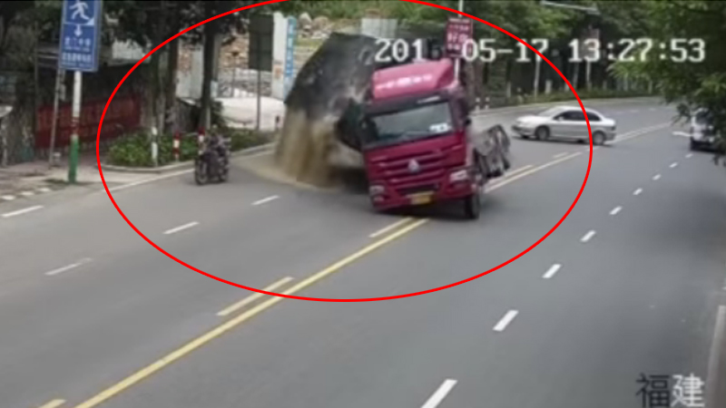 Video: Truck, bike, car and a dramatic escape from death Video: Truck, bike, car and a dramatic escape from death