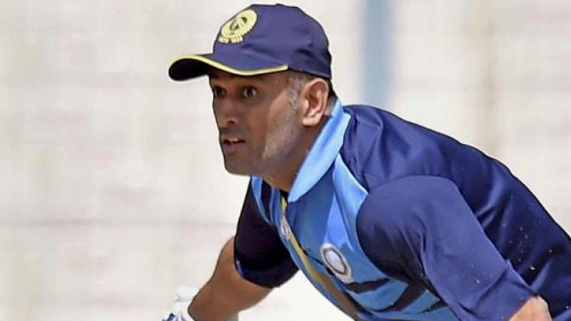 MS Dhoni rescued safely from fire at a hotel in Delhi MS Dhoni rescued safely from fire at a hotel in Delhi