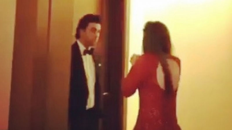 Mahira Khan pleads to Ranbir Kapoor at an award show in Dubai Mahira Khan pleads to Ranbir Kapoor at an award show in Dubai