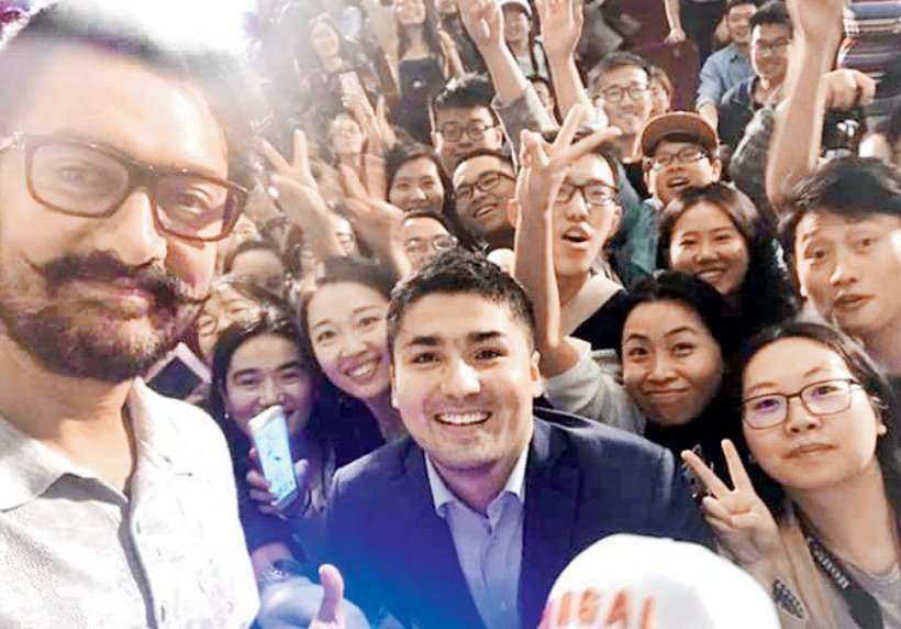 Chinese professional boxer Zou Shiming and American basketball player Stephon Marbury promoted the Indian sports drama "Dangal" with its lead actor Aamir Khan here on Wednesday. Chinese professional boxer Zou Shiming and American basketball player Stephon Marbury promoted the Indian sports drama "Dangal" with its lead actor Aamir Khan here on Wednesday.