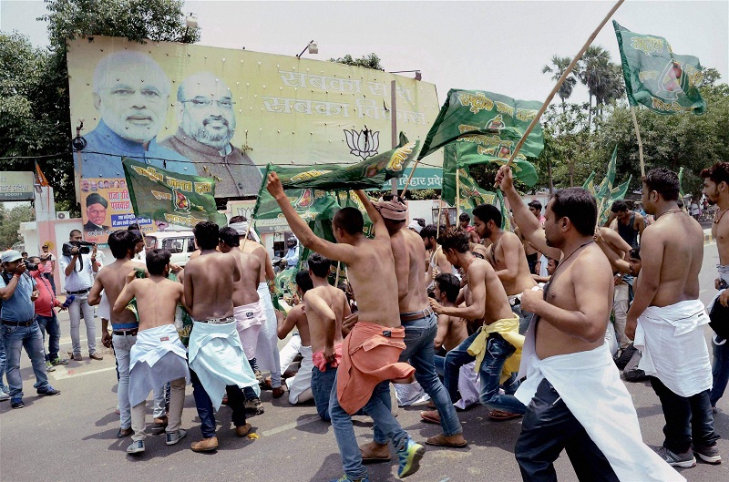 Half a dozen persons were injured in a violent clash between RJD and BJP workers in the Bihar Half a dozen persons were injured in a violent clash between RJD and BJP workers in the Bihar