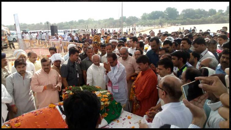 Union Environment Minister Anil Dave cremated on Narmada's banks in MP Union Environment Minister Anil Dave cremated on Narmada's banks in MP
