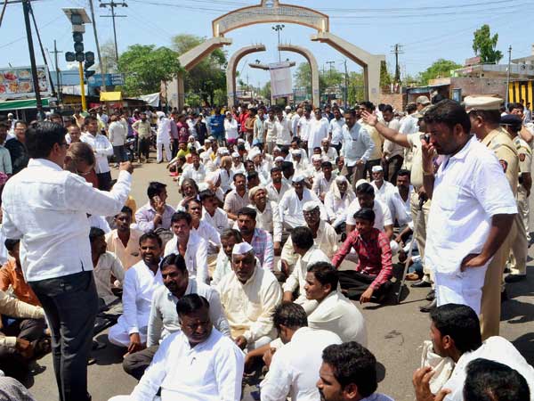 Mandsaur Farmers Protest: Fresh violence in Madhya Pradesh, farmers say police killed eight Mandsaur Farmers Protest: Fresh violence in Madhya Pradesh, farmers say police killed eight