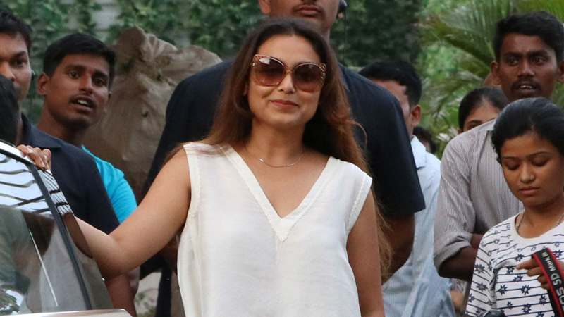 Rani Mukerji makes 'Hichki' wrap special for cast Rani Mukerji makes 'Hichki' wrap special for cast