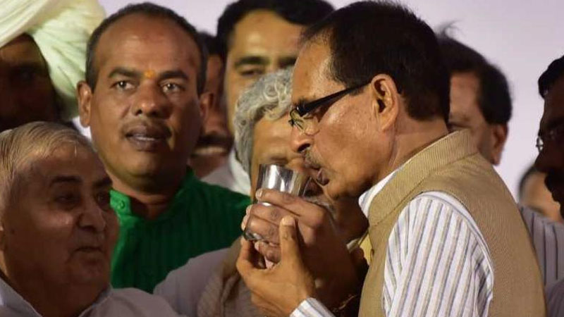 Madhya Pradesh Chief Minister Shivraj Singh Chouhan on Sunday ends his indefinite fast Madhya Pradesh Chief Minister Shivraj Singh Chouhan on Sunday ends his indefinite fast