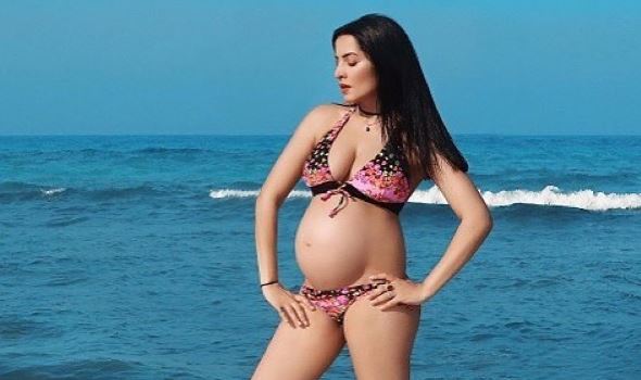 Celina Jaitley flaunts baby bump Celina Jaitley flaunts baby bump