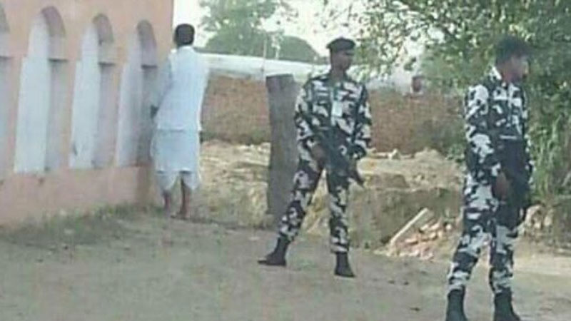 BJP Union minister Radha Mohan Singh urinating in public BJP Union minister Radha Mohan Singh urinating in public