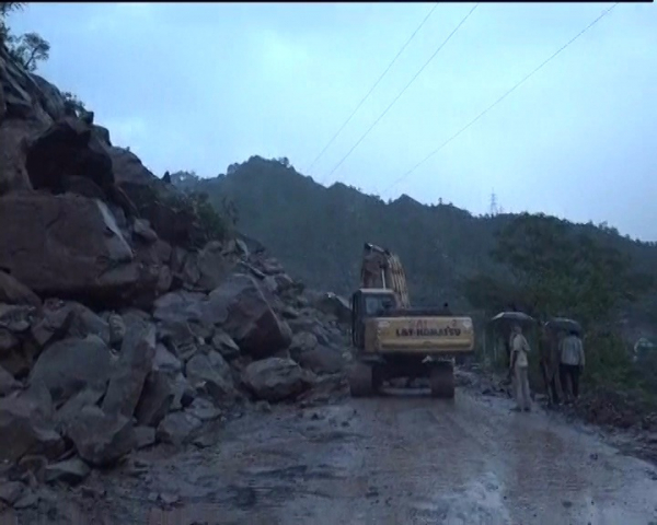 Landslides block Jammu-Srinagar national highway, stall Amarnath pilgrims progress Landslides block Jammu-Srinagar national highway, stall Amarnath pilgrims progress