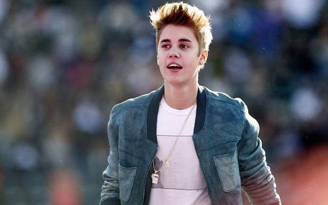 Singer Justin Bieber fined for using Cellphone while driving Singer Justin Bieber fined for using Cellphone while driving