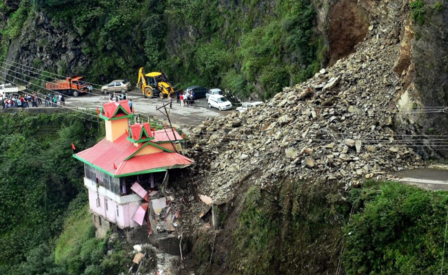 Watch: Landslide on Chandigarh-Shimla National Highway, videos go viral Watch: Landslide on Chandigarh-Shimla National Highway, videos go viral