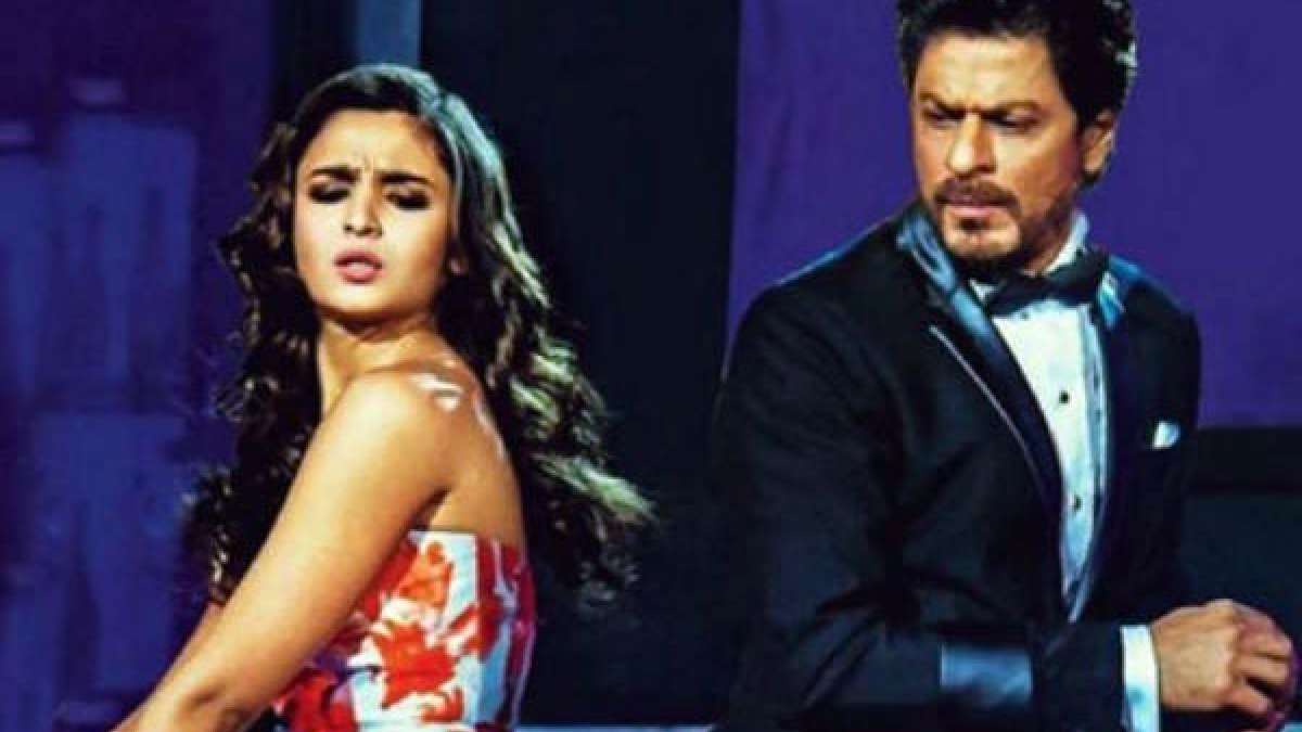 Alia Bhatt sharing stage with Shah Rukh Khan at an award function Alia Bhatt sharing stage with Shah Rukh Khan at an award function