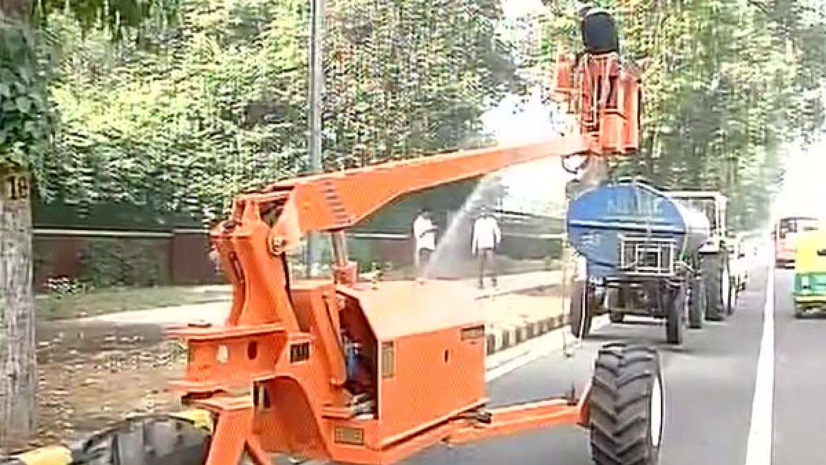 NDMC sprinkle water on Delhi roads to remove smog NDMC sprinkle water on Delhi roads to remove smog