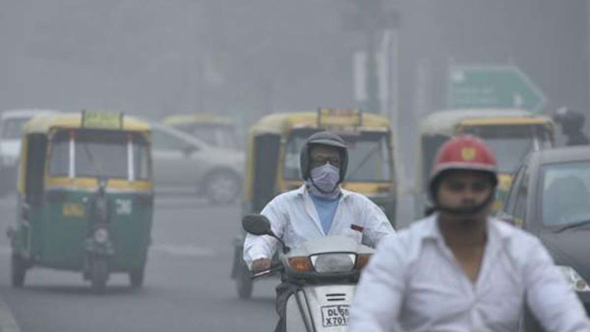 People commuting with masks on as massive layer of smog grips Delhi People commuting with masks on as massive layer of smog grips Delhi