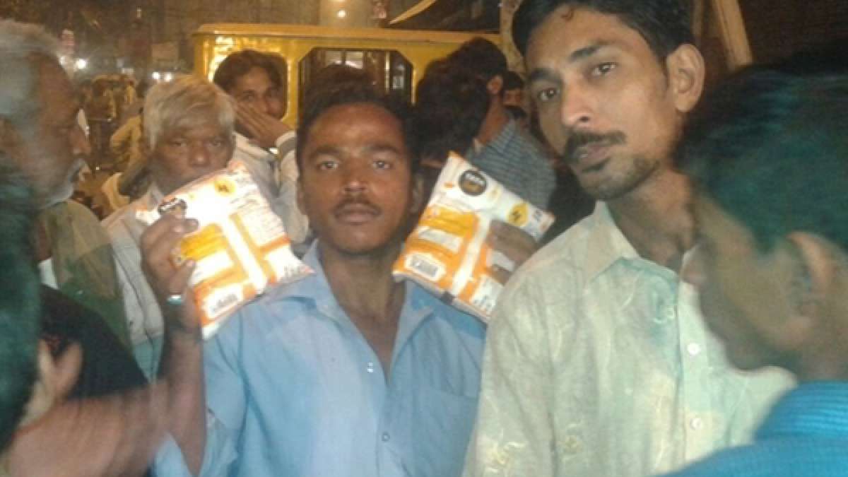 People buying salt in Delhi and NCR (The picture was tweeted by ANI) People buying salt in Delhi and NCR (The picture was tweeted by ANI)
