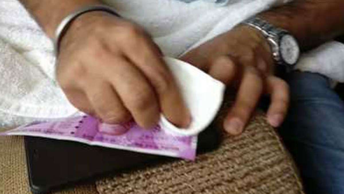 Colour leakage from new Rs 2000 currency notes Colour leakage from new Rs 2000 currency notes