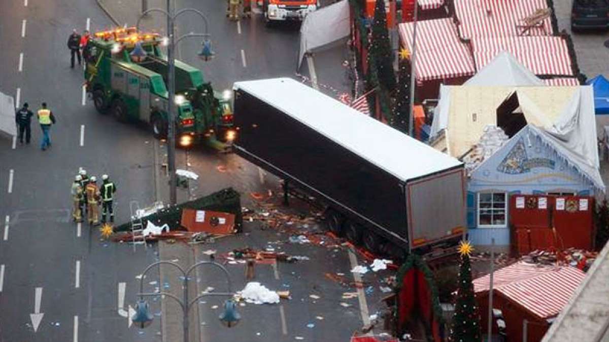 Islamic State claims Berlin truck attack, driver still at large Islamic State claims Berlin truck attack, driver still at large