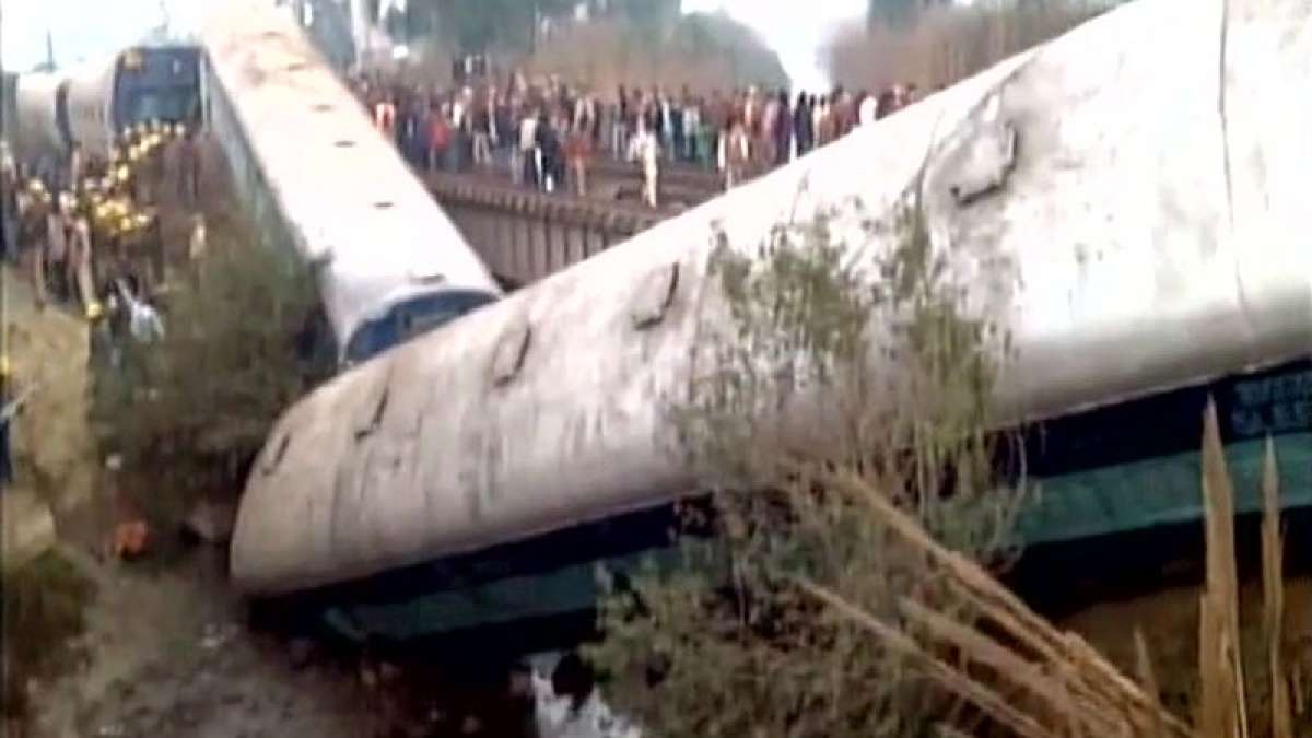 Ajmer-Saeldah express derail near Roora (Kanpur). Ajmer-Saeldah express derail near Roora (Kanpur).