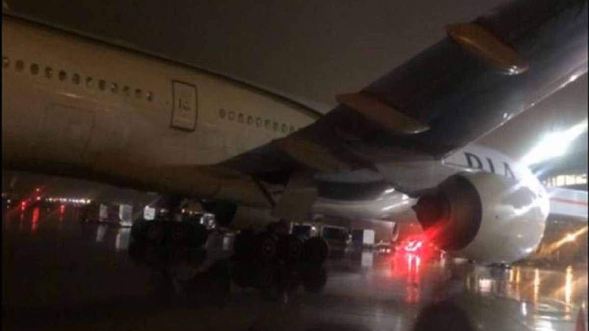 PIA plane clips wing with Air France jet at Toronto Airport PIA plane clips wing with Air France jet at Toronto Airport