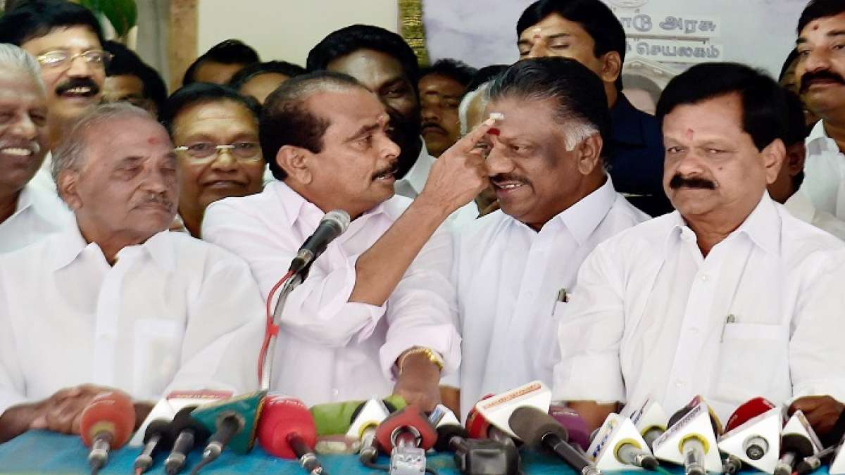 Tamil Nadu Political Crisis: More MPs support Panneerselvam, Sasikala asserts not scared of threats Tamil Nadu Political Crisis: More MPs support Panneerselvam, Sasikala asserts not scared of threats