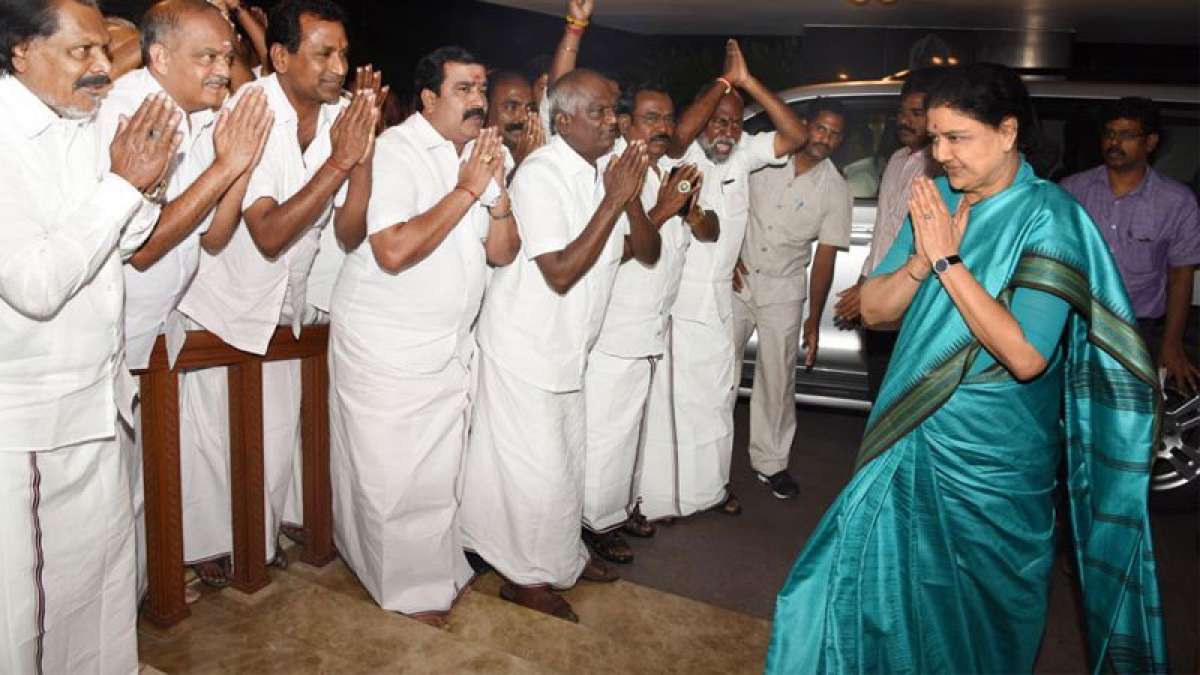 Sasikala's 'plan B' if swearing-in ceremony gets delayed Sasikala's 'plan B' if swearing-in ceremony gets delayed