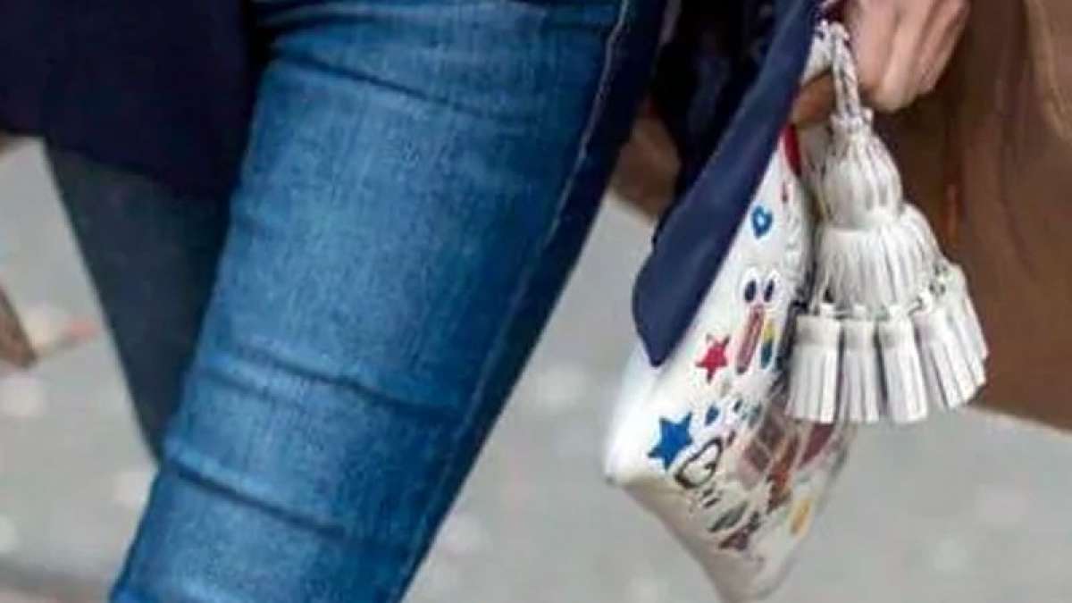 Wearing skinny jeans, oversized bags may up your back pain Wearing skinny jeans, oversized bags may up your back pain