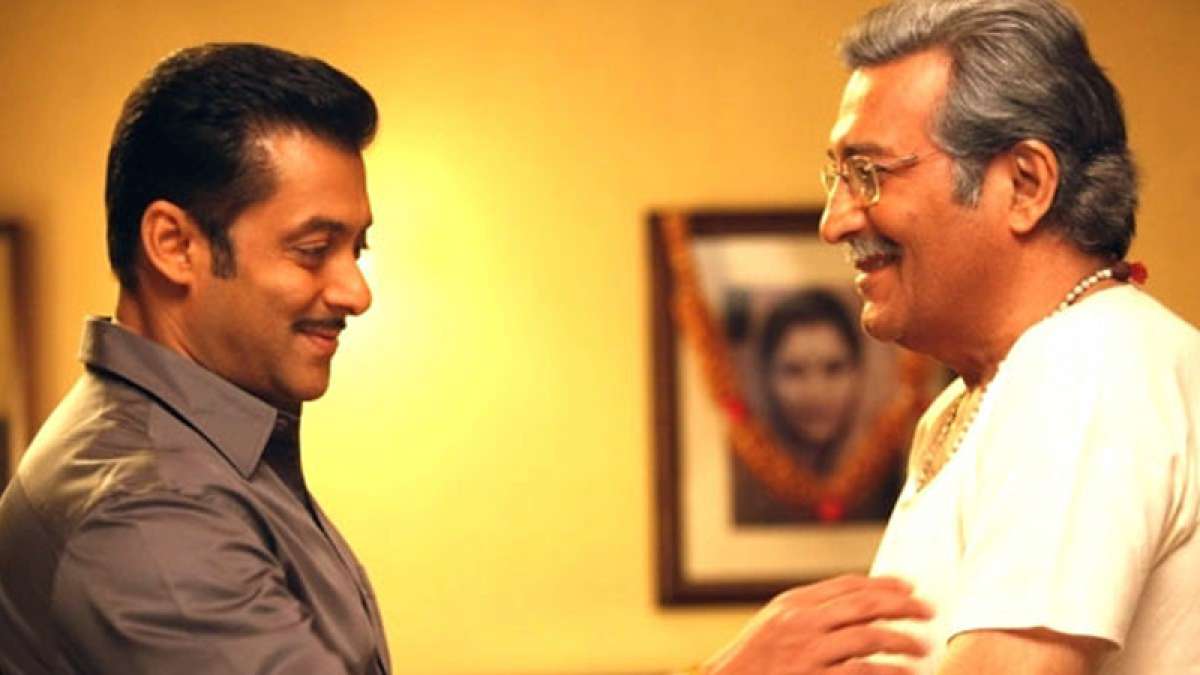 Bollywood actor Salman Khan with Vinod Khanna in a still from 'Dabangg' Bollywood actor Salman Khan with Vinod Khanna in a still from 'Dabangg'