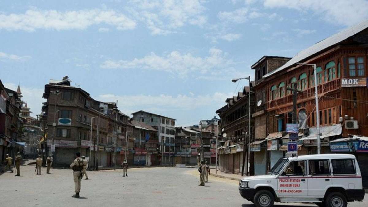 Curfew and restrictions continued in Srinagar and other places in the Kashmir Valley Curfew and restrictions continued in Srinagar and other places in the Kashmir Valley