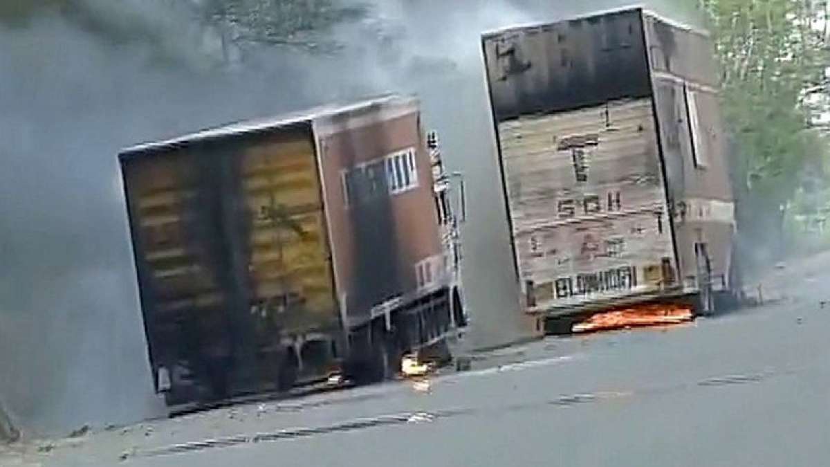 Farmers' agitation in Madhya Pradesh intensifies, 8 to 10 vehicles set on fire Farmers' agitation in Madhya Pradesh intensifies, 8 to 10 vehicles set on fire