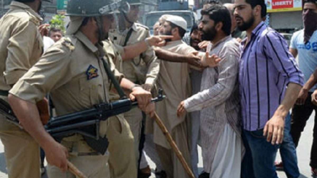 Police in Srinagar on Tuesday intervened to break a traders' sit-in Police in Srinagar on Tuesday intervened to break a traders' sit-in