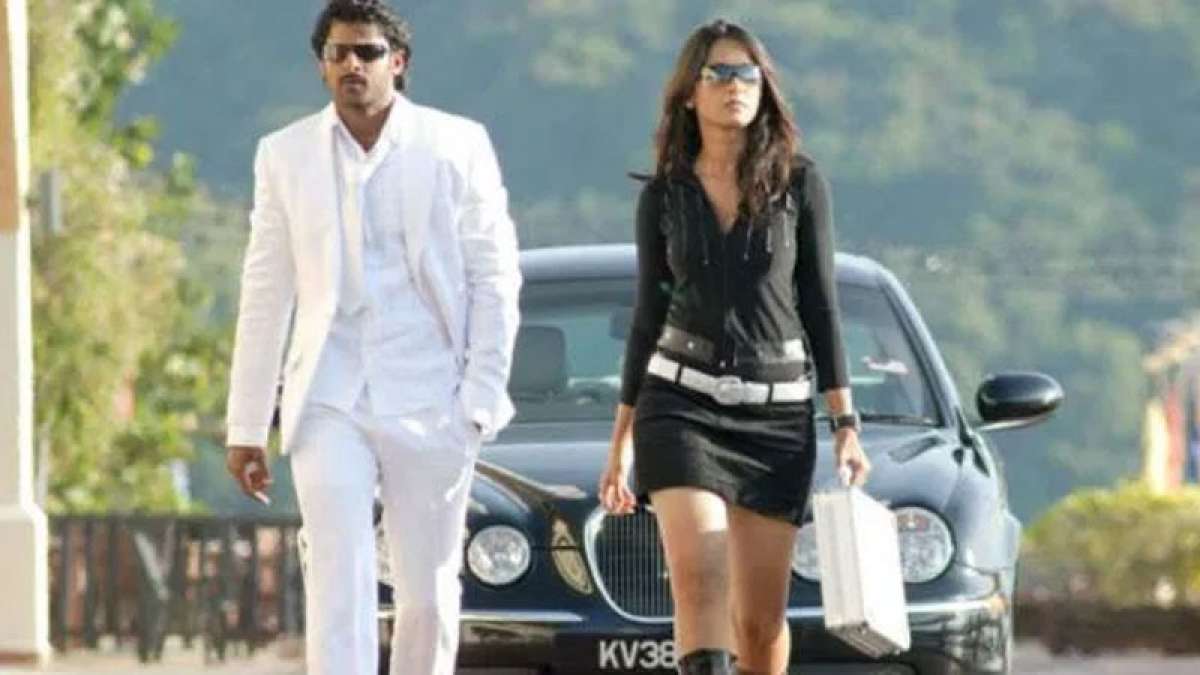 Anushka Shetty to make Hindi debut with Prabhas in Saaho Anushka Shetty to make Hindi debut with Prabhas in Saaho