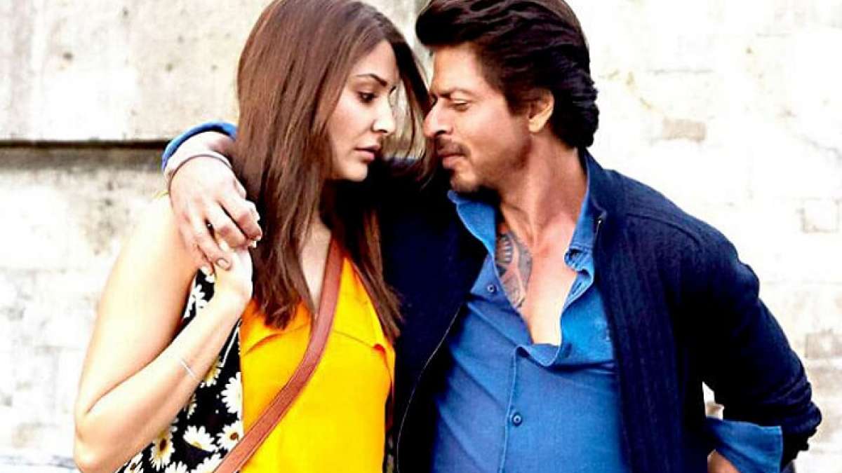 Anushka Sharma Shah Rukh Khan can even romance a microphone Anushka Sharma Shah Rukh Khan can even romance a microphone