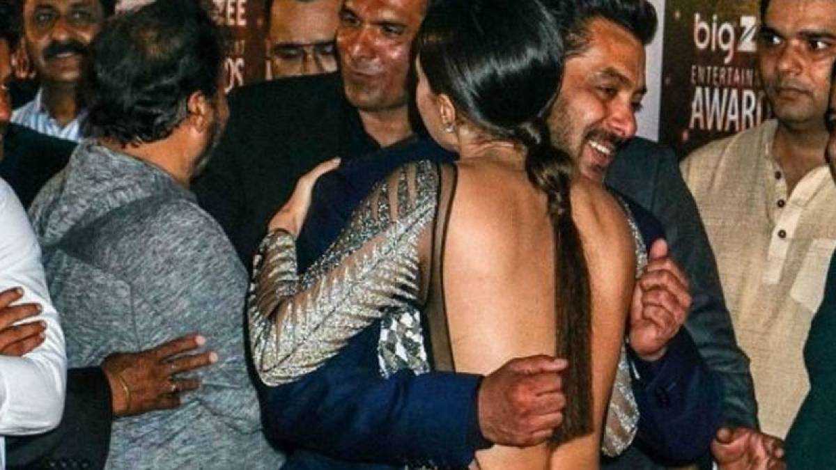Salman Khan hugs Sana Khan at Big Zee Entertainment Awards Salman Khan hugs Sana Khan at Big Zee Entertainment Awards