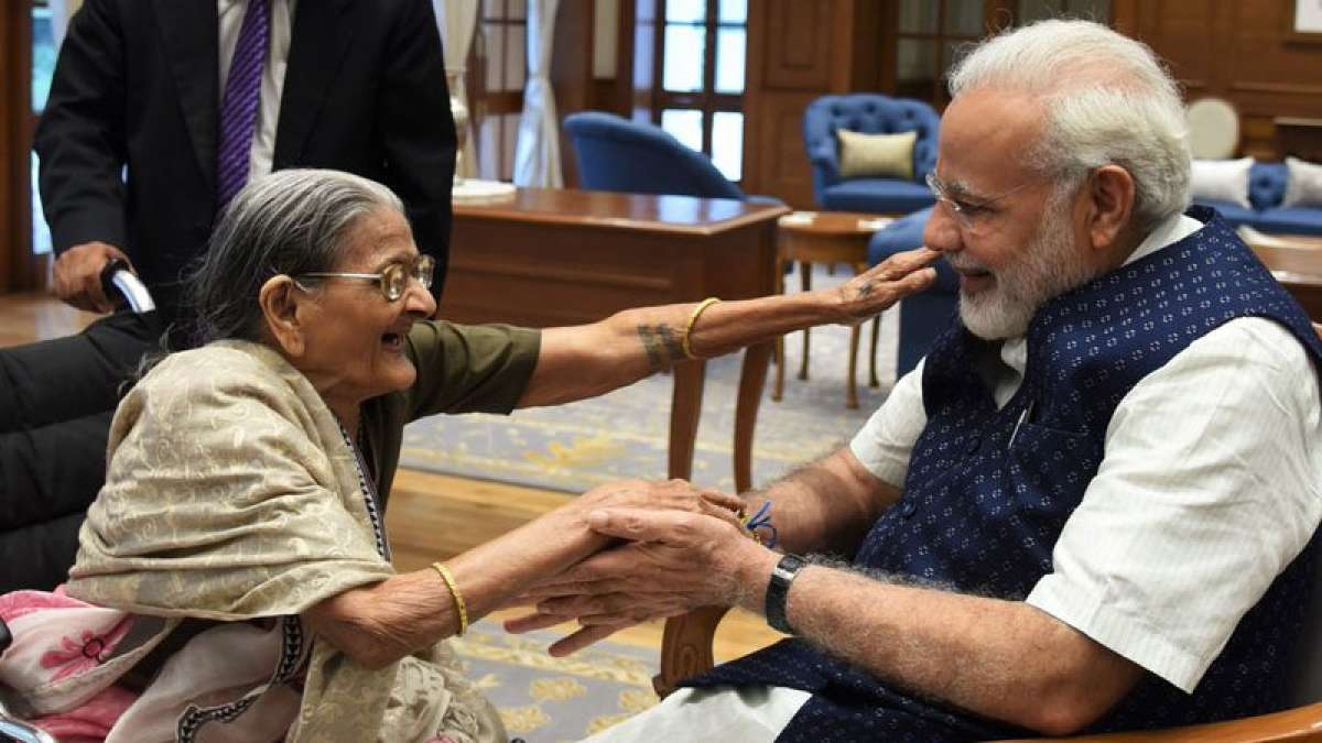 Raksha Bandhan: Sharbati Devi ties rakhi to PM Narendra Modi Raksha Bandhan: Sharbati Devi ties rakhi to PM Narendra Modi
