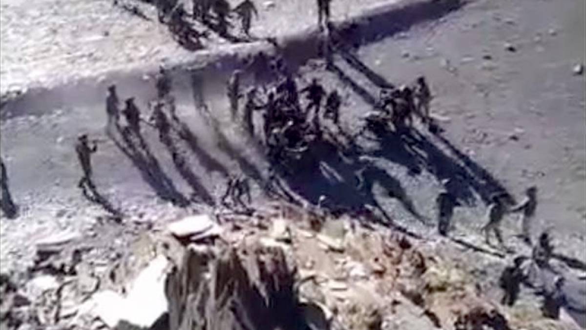 Chinese soldiers pelting stones on Indian soldiers Chinese soldiers pelting stones on Indian soldiers