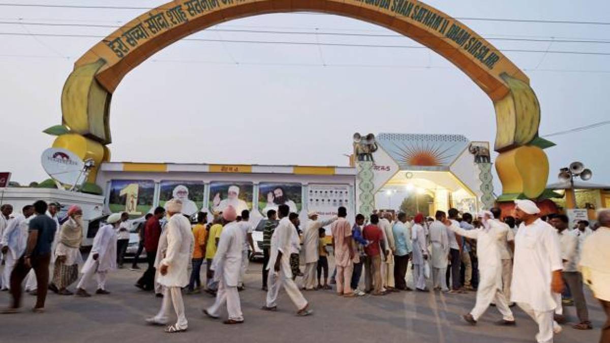 Gurmeet Ram Rahim Case Verdict: Media crew attacked near Dera headquarters in Sirsa Gurmeet Ram Rahim Case Verdict: Media crew attacked near Dera headquarters in Sirsa