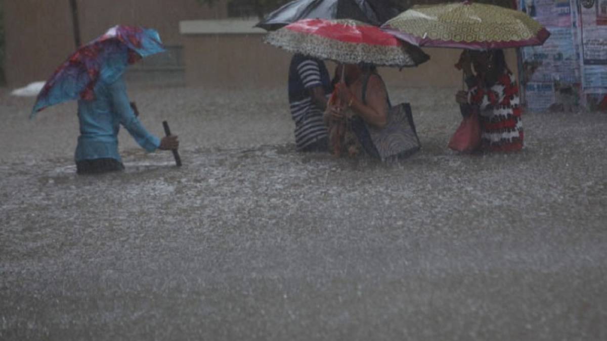 Due to rains in Mumbai, celebrities extended support Due to rains in Mumbai, celebrities extended support