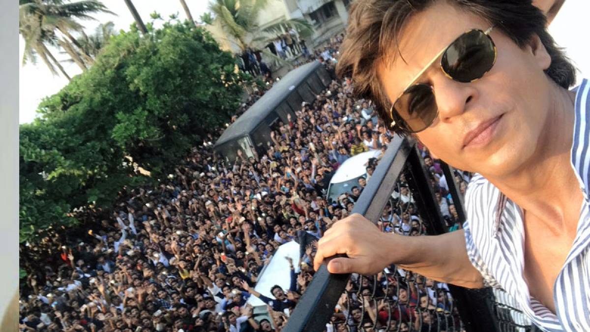 13 mobile phones stolen as SRK fans gather outside Mannat 13 mobile phones stolen as SRK fans gather outside Mannat