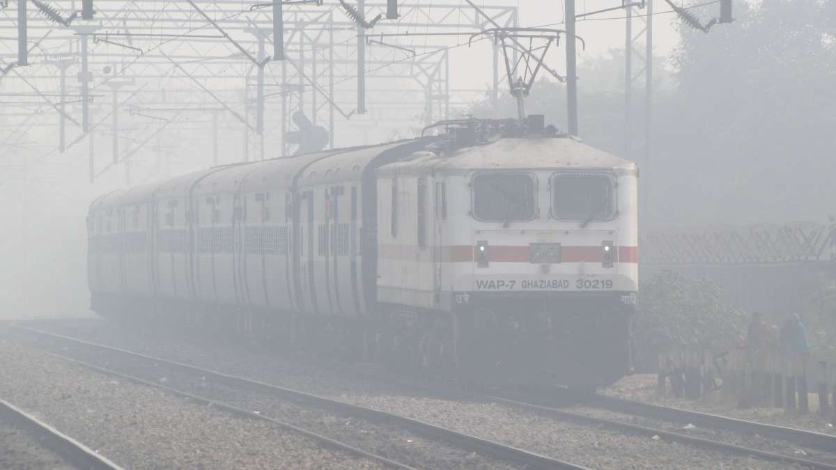 Delhi: Partly cloudy Friday morning, six trains cancelled Delhi: Partly cloudy Friday morning, six trains cancelled