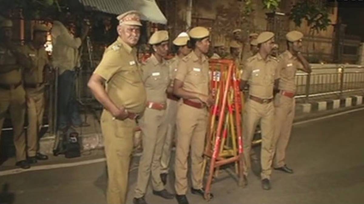 IT team searches two rooms of Jayalalithaa's Poes Garden IT team searches two rooms of Jayalalithaa's Poes Garden