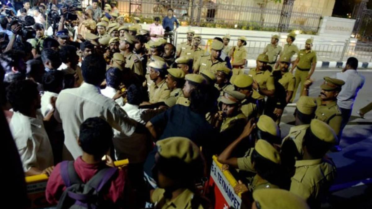 Jayalalithaa's niece blames Sasikala for IT raids at aunt's house Jayalalithaa's niece blames Sasikala for IT raids at aunt's house