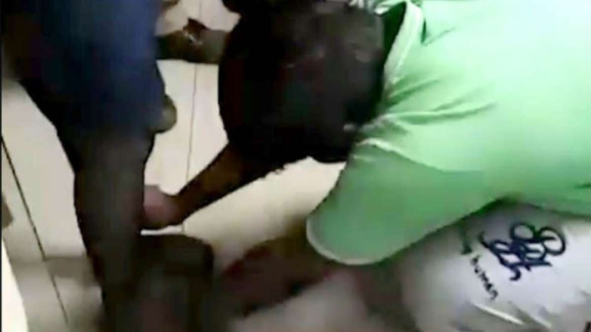 Drunk man touches air hostess' feet to apologise for misbehaviour (Image: Screengrab) Drunk man touches air hostess' feet to apologise for misbehaviour (Image: Screengrab)