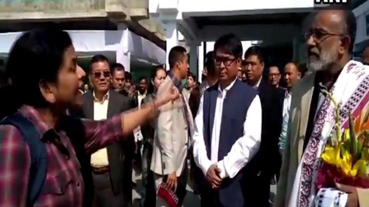 Woman argues Union Minister after her flight gets delayed due to VVIP movement Woman argues Union Minister after her flight gets delayed due to VVIP movement