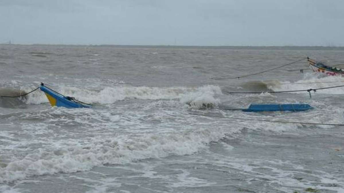 Cyclone Ockhi Updates: Kerala fishermen community begins rescue operations Cyclone Ockhi Updates: Kerala fishermen community begins rescue operations