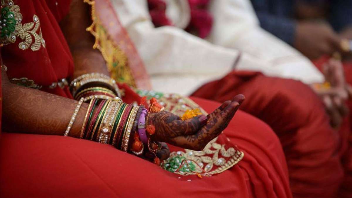 Centre offers 2.5 lakh rupees to inter-caste couples involving Dalit Centre offers 2.5 lakh rupees to inter-caste couples involving Dalit