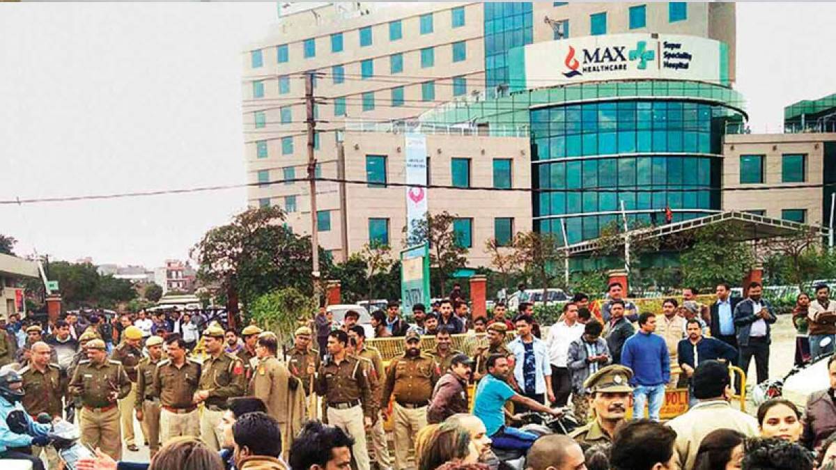 Max Hospital case: Employees burn Kejriwal's effigy, allege they lost jobs due to government Max Hospital case: Employees burn Kejriwal's effigy, allege they lost jobs due to government