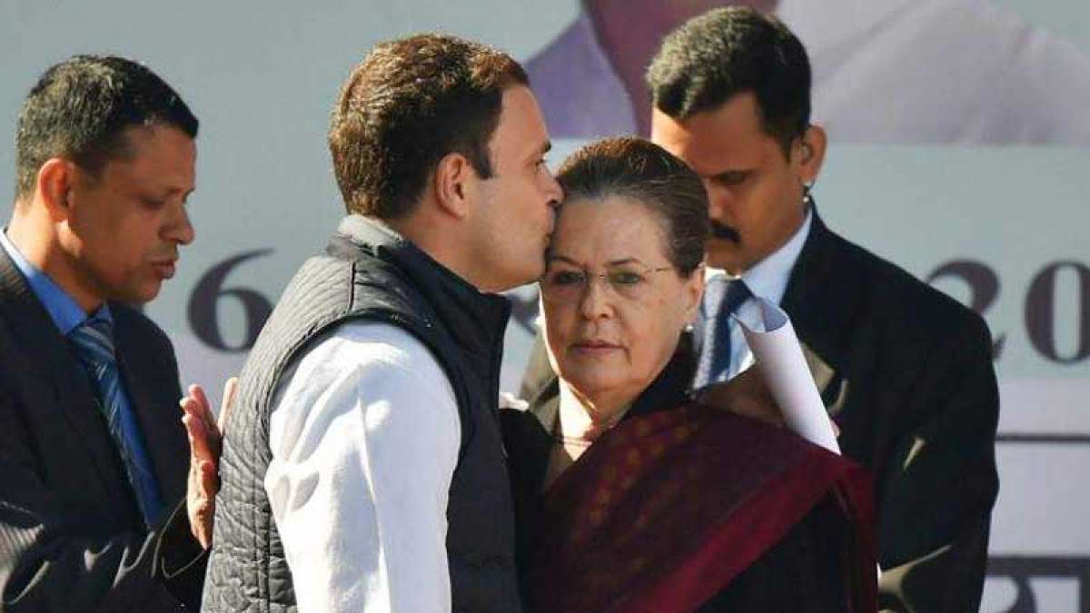 Rahul Gandhi gives mother Sonia Gandhi a kiss on forehead at farewell Rahul Gandhi gives mother Sonia Gandhi a kiss on forehead at farewell
