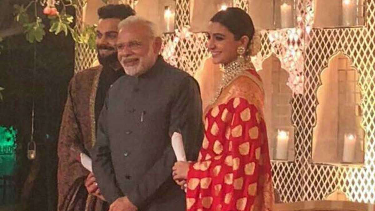 Watch: PM Modi greets Virat Kohli, Anushka Sharma with roses at wedding reception in Delhi Watch: PM Modi greets Virat Kohli, Anushka Sharma with roses at wedding reception in Delhi