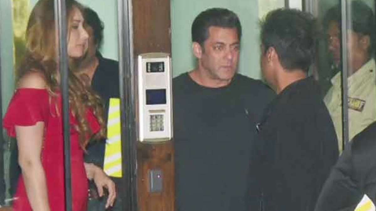 Salman Khan attends Arpita Khan's Christmas bash with rumoured girlfriend Iulia Vantur Salman Khan attends Arpita Khan's Christmas bash with rumoured girlfriend Iulia Vantur