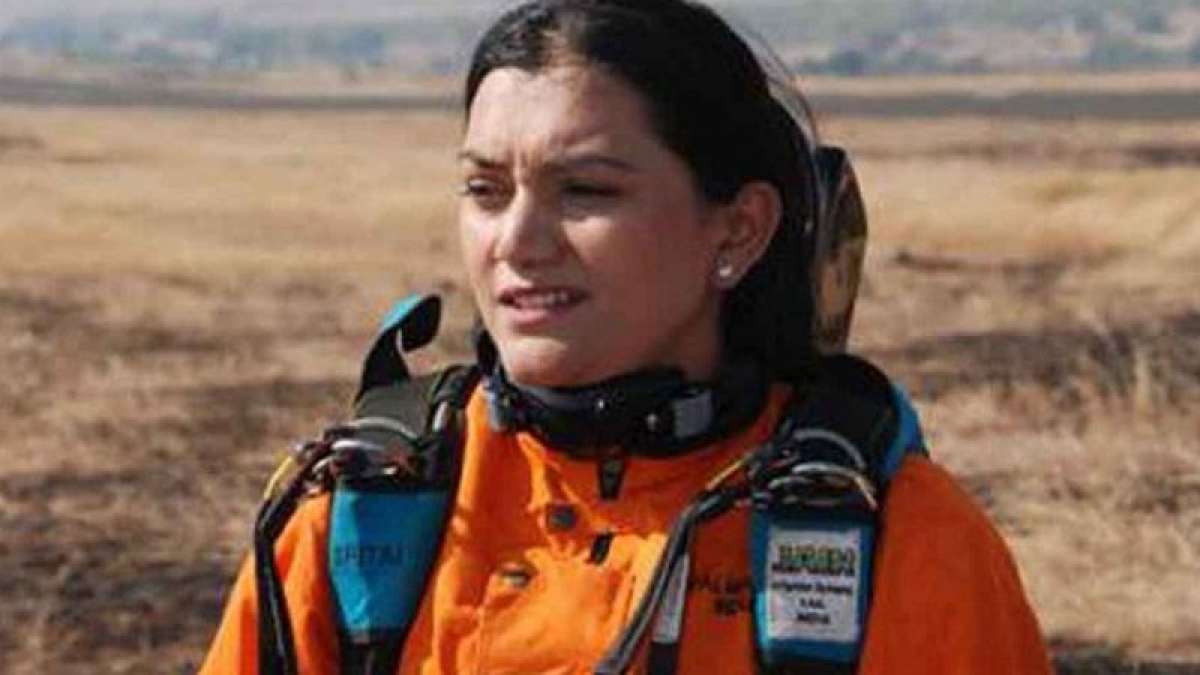Pune girl sets new record -- skydiving in Maharashtrian sari! Pune girl sets new record -- skydiving in Maharashtrian sari!
