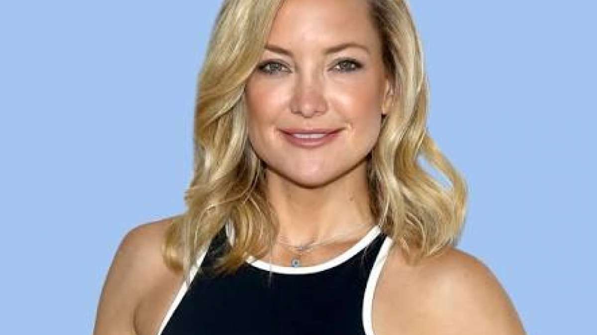 Actress Kate Hudson shows her baby bump in red bikini Actress Kate Hudson shows her baby bump in red bikini